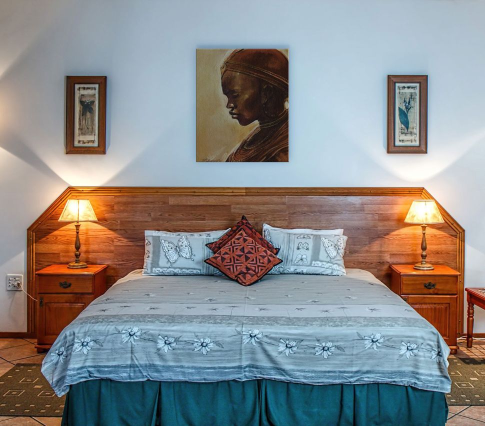 Obraz do sypialni przedstawiający afrykańską kobietę powieszony na ścianie