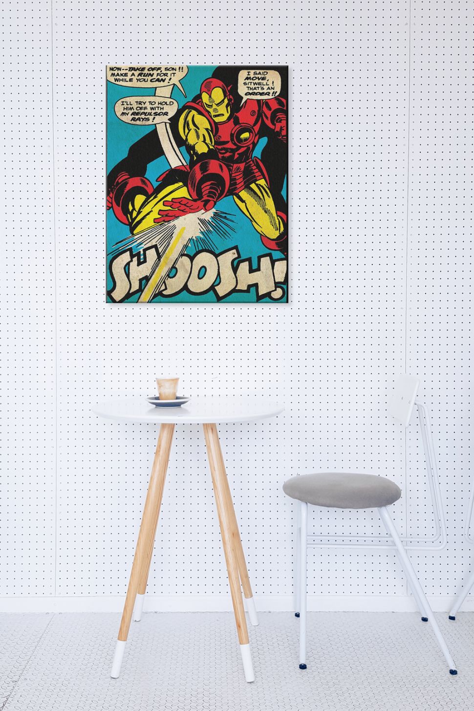 Obraz z Iron manem powieszony nad białym stolikiem