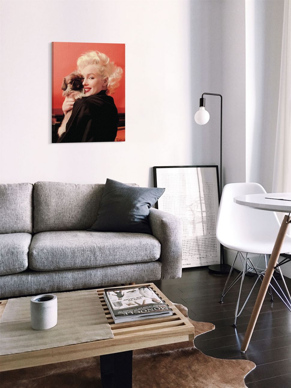 Obraz na płótnie przedstawiający Marylin Monroe z pieskiem powieszony na ścianie w salonie