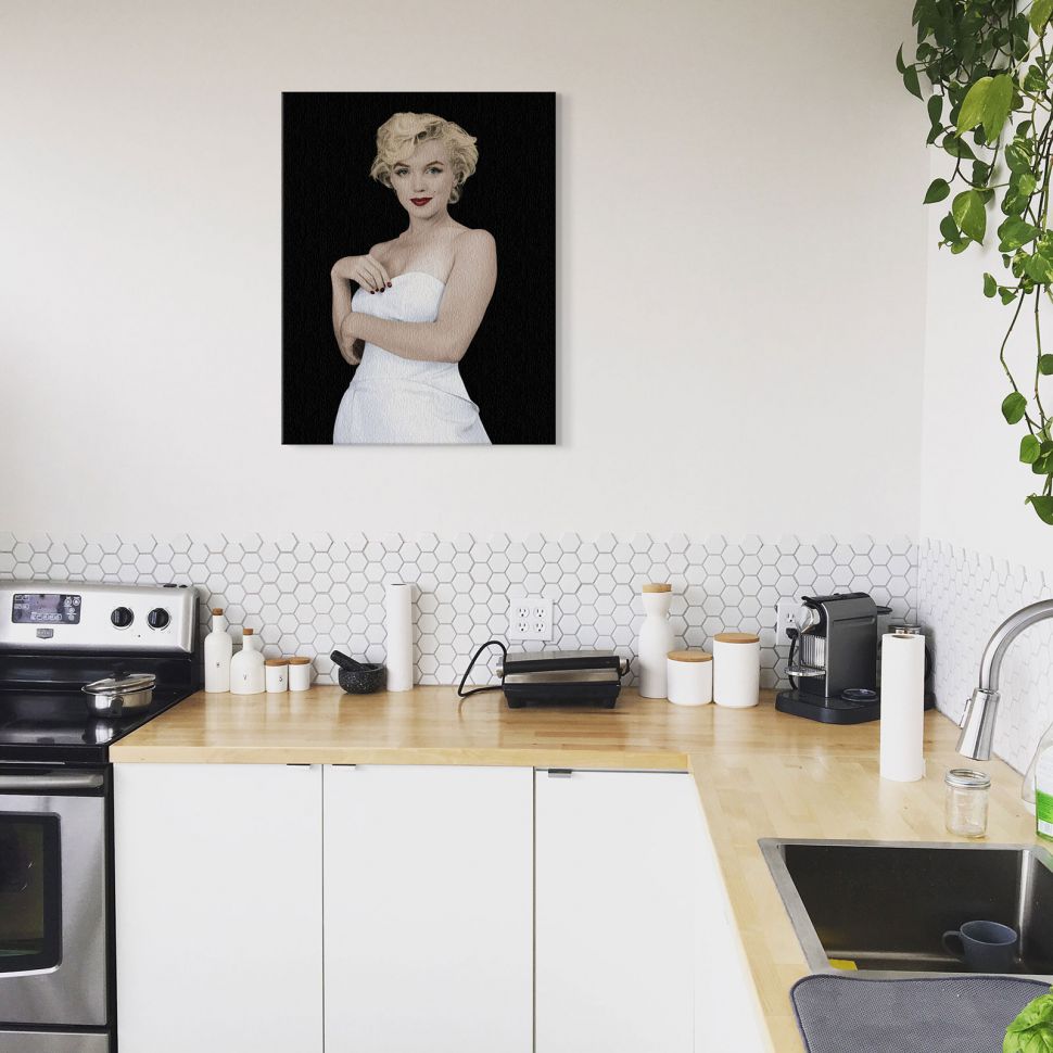 Obraz na płótnie przedstawiający Marylin Monroe na czarnym tle powieszony w nowoczesnej kuchni na ścianie