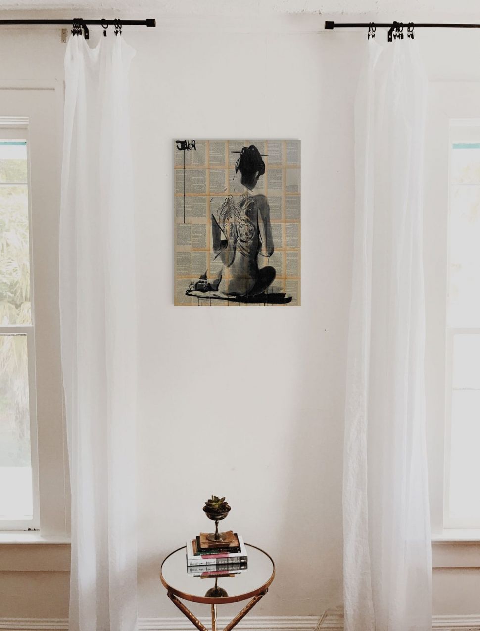 Obraz na płótnie autorstwa Loui Jover powieszony na ścianie między oknami