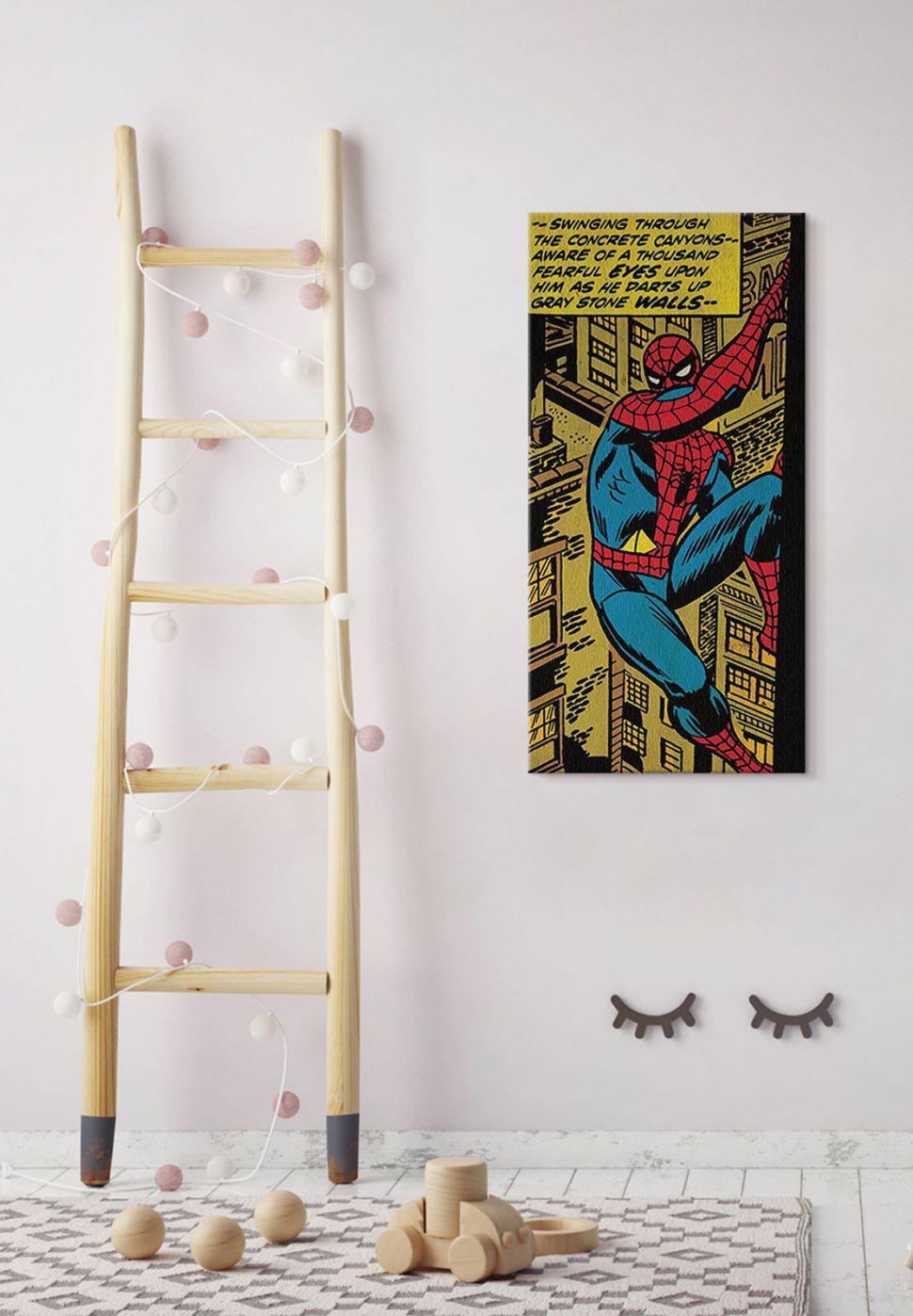 Obraz ze Spider manem powieszony na ścianie w pokoju dziecka