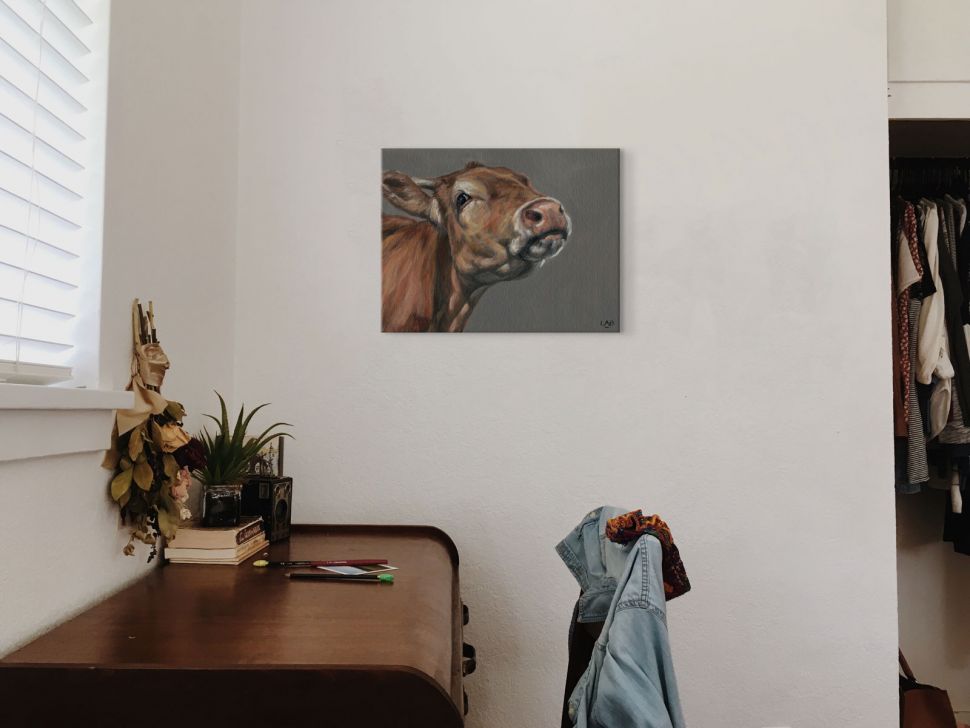 Obraz na płótnie zatytułowany Snooty Cow powieszony w pokoju na ścianie obok szafy z ubraniami