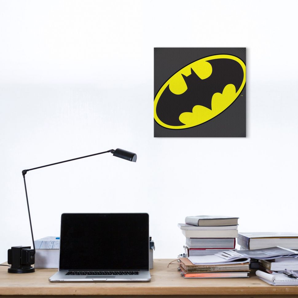 Obraz na płótnie przedstawiający logo Batmana powieszony w pokoju nad biurkiem