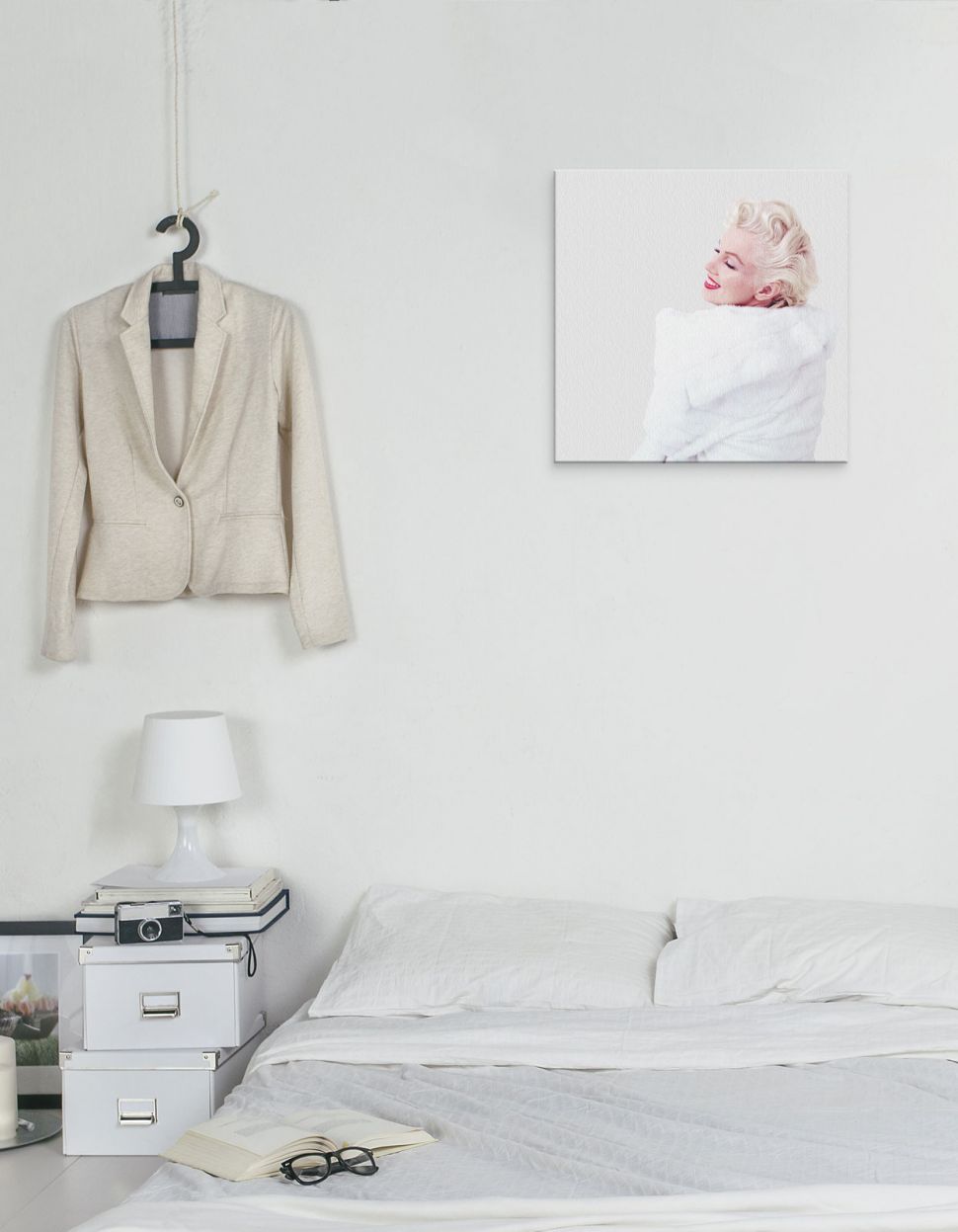 Marylin Monroe w bieli powieszony na ścianie w sypialni