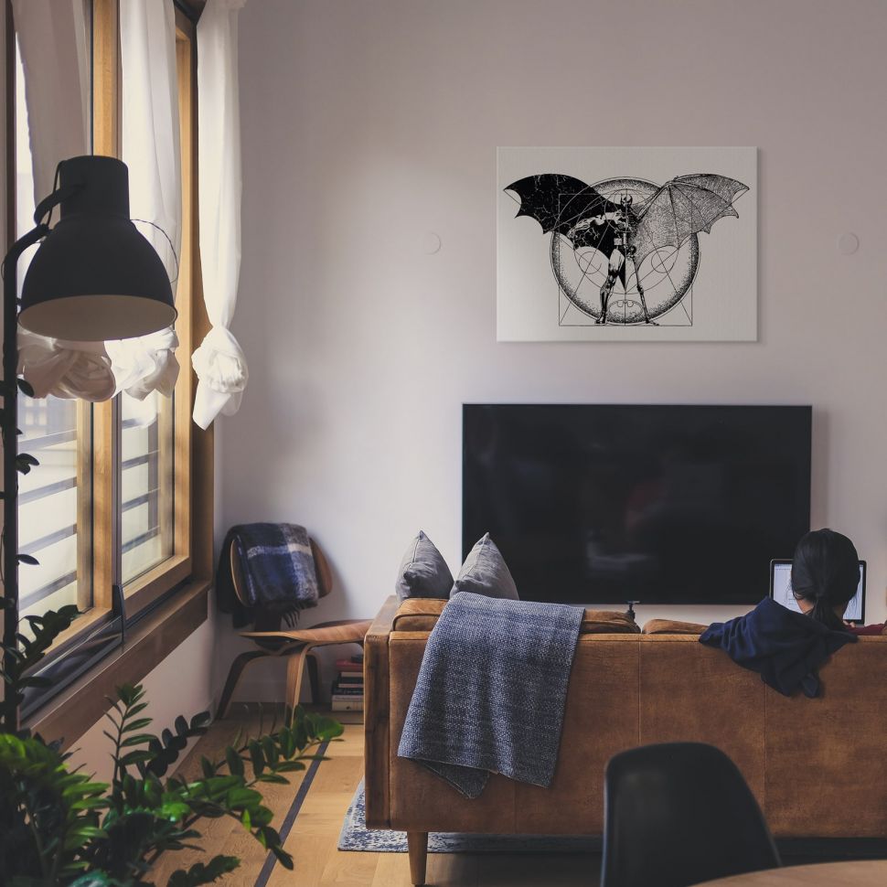 Czarno-biały canvas z Batmanem powieszony w salonie nad telewizorem