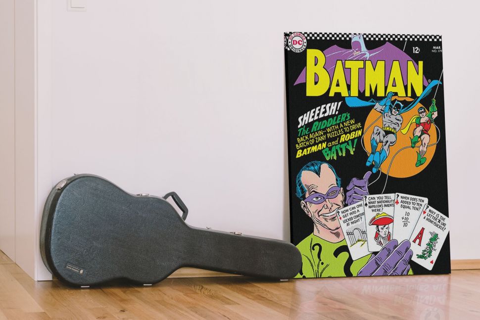 Obraz na płótnie z komiku Batman postawiony w pokoju na podłodze