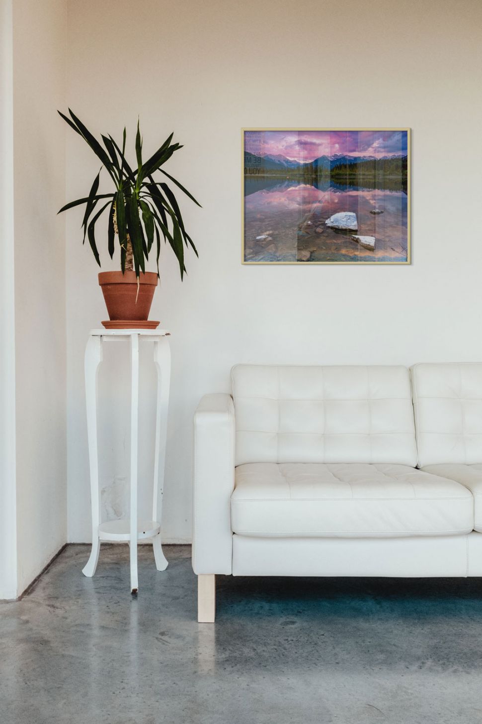 Plakat z jeziorem Vermillion Lakes powieszony w salonie nad białą kanapą