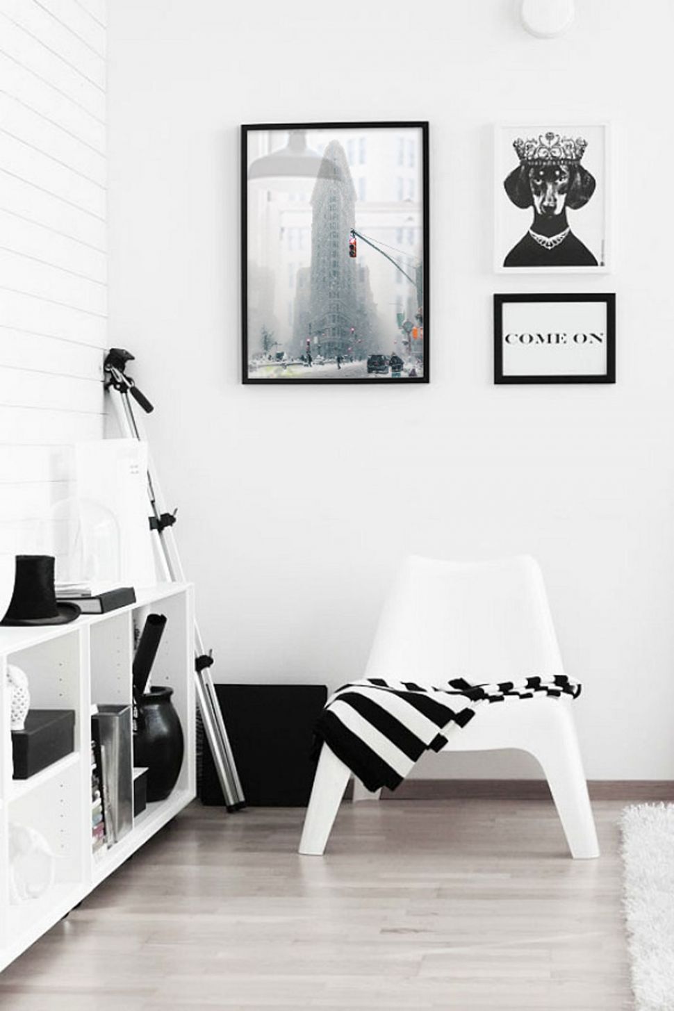 Plakat Flatiron in snow powieszony w czarnej ramce na białej ścianie