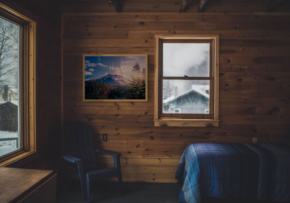 Poster z pejzażem Górskim powieszony na drewnianej ścianie w domku letniskowym