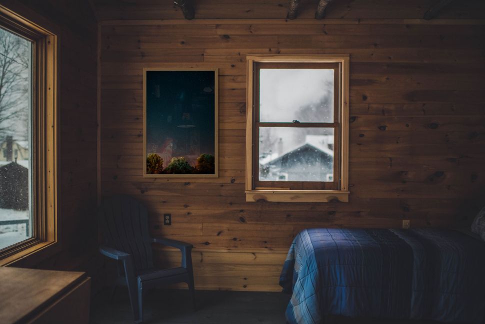 Plakat Starry Night w drewnianej ramie powieszony w drewnianym domku