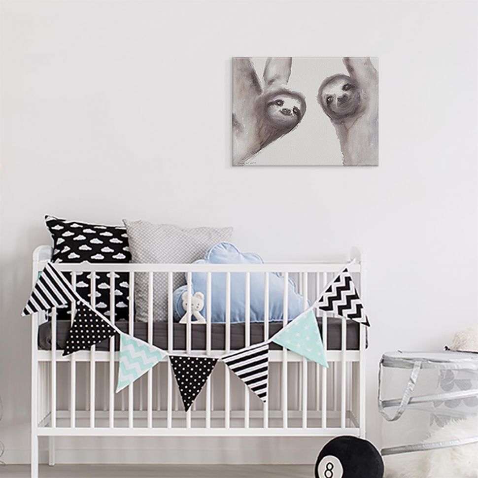 Obraz na płótnie namalowany przez Aimee Del Valle przedstawiający Leniwce w pokoju dziecięcym nad łóżeczkiem