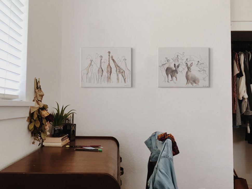 Obraz na płótnie autorstwa Aimee Del Valle przedstawiający Króliki w pokoju obok szafy z ubraniami