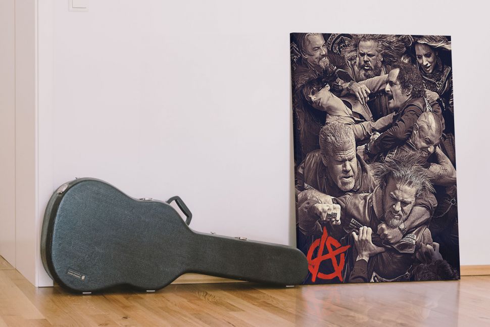 Obraz z serialu sensacyjnego Synowie Anarchii przedstawiający walkę w pokoju obok gitary
