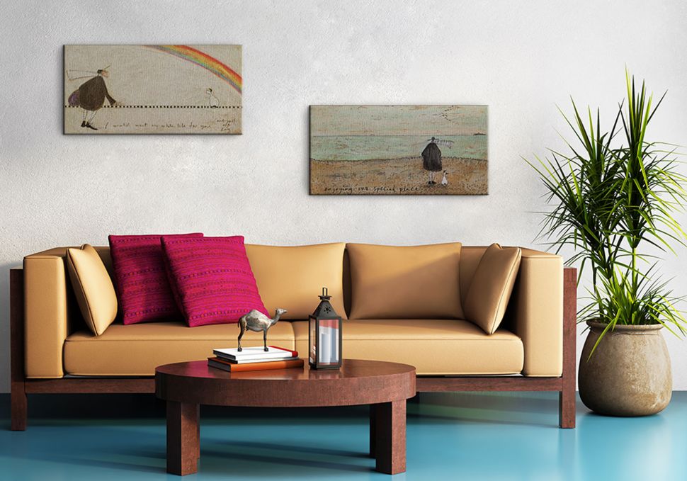Canvas zatytułowany Enjoying our Special Place artystki Sam Toft zawieszony w salonie nad żółtą kanapą