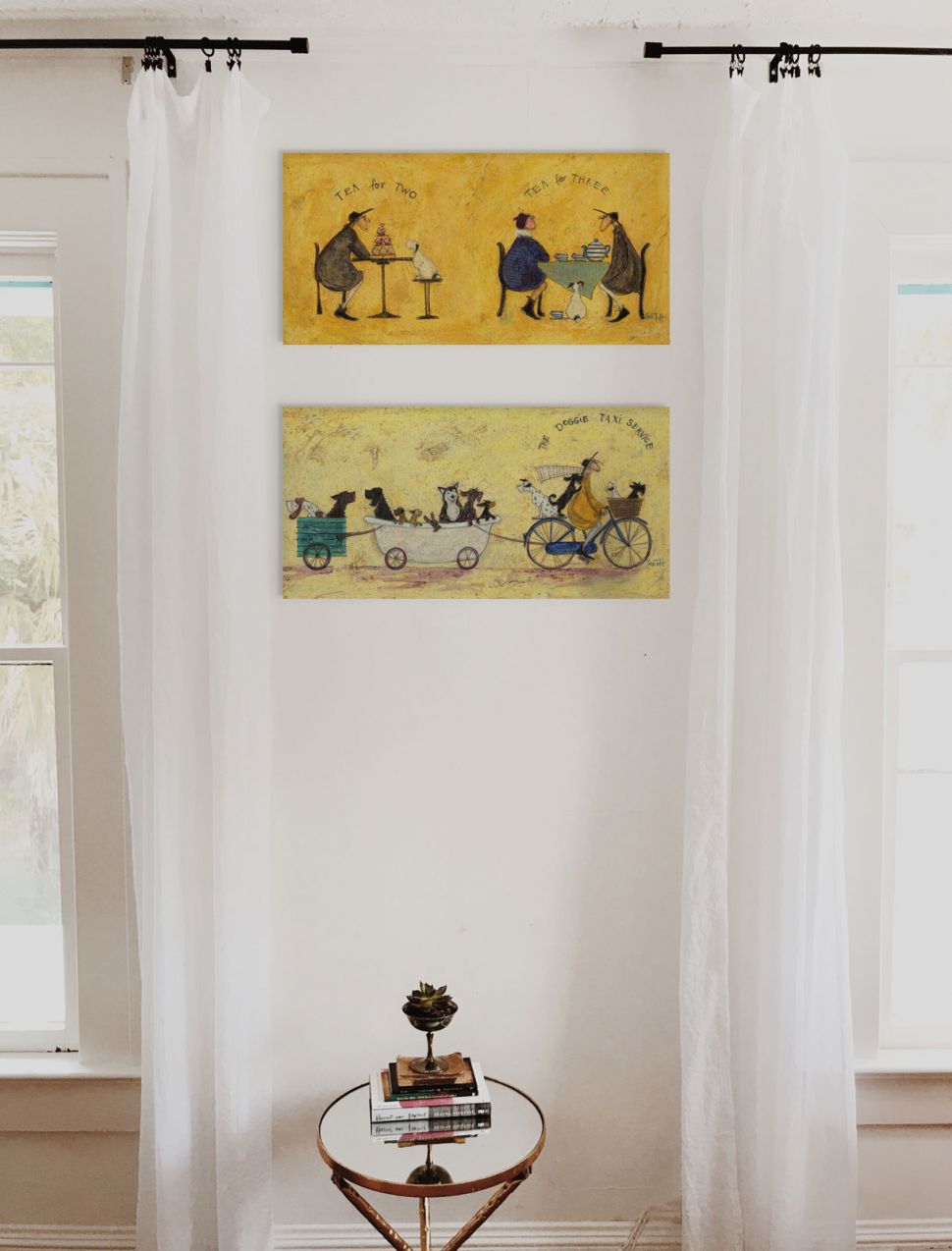 Obraz namalowany przez Sam Toft o tytule The Doggie Taxi Service zawieszony na ścianie pomiędzy firankami nad szklanym stolikiem