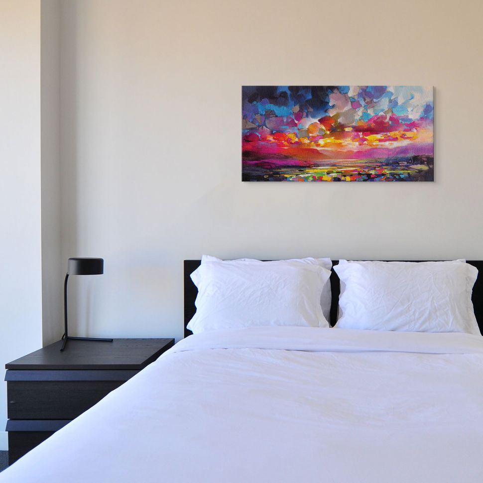 Canvas autorstwa Scotta Naismitha zatytułowany Highland Particles zawieszony w salonie nad dużym łóżkiem