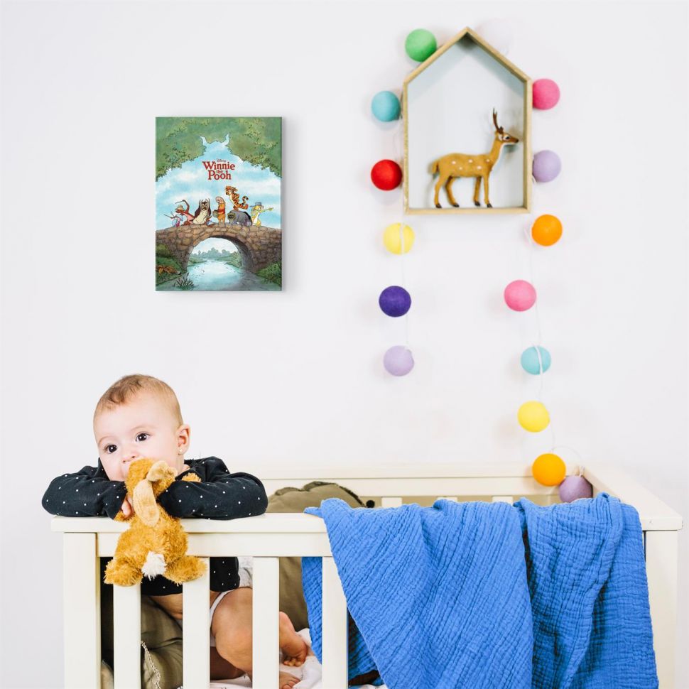 Obraz na płótnie ukazujący Kubusia Puchatka w pokoju dziecięcym nad łóżeczkiem