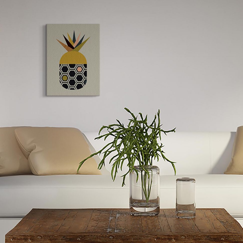 Canvas Ananas powieszony w salonie nad kanapą