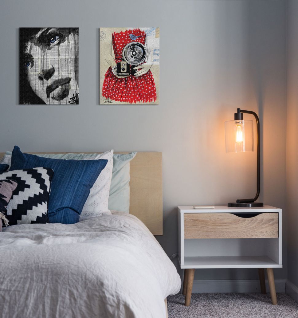 Obraz Loui Jovera ''Flash'' powieszony w sypialni nad łóżkiem