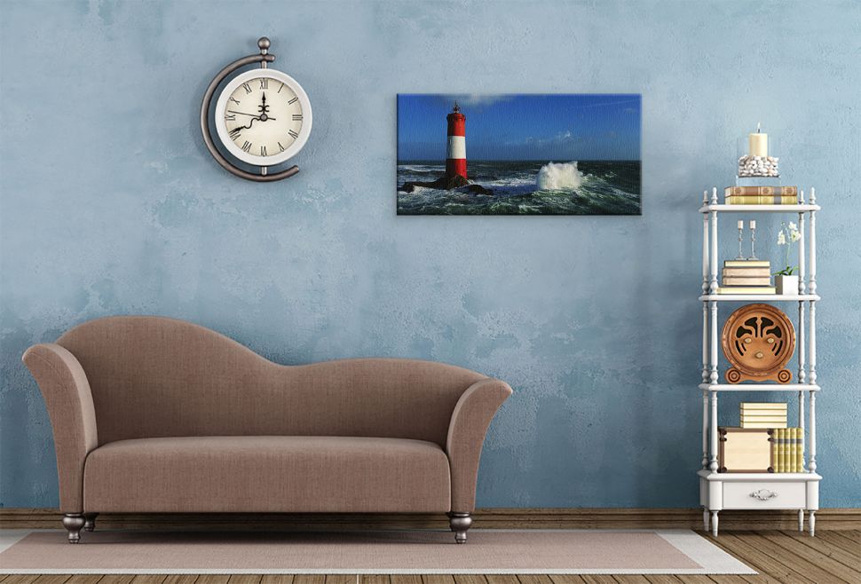 Canvas wykonany przez Jean Guichard o nazwie Latarnia Morska zawieszony w salonie nad kanapą