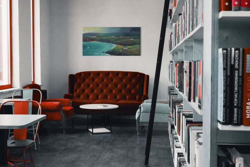 Obraz twórczości Jo Grundy zatytułowany Przybrzeżne wzgórza powieszony w bibliotece nad czerwoną kanapą