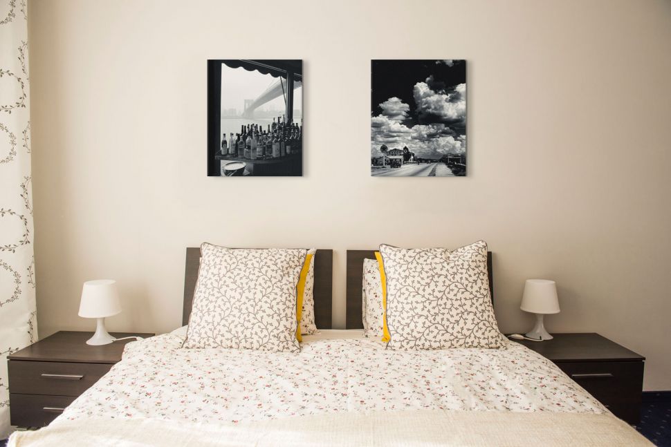 Obraz na płótnie River Cafe w Nowym Jorku powieszony w sypialni nad łóżkiem obok obrazu ukazującego Route 66 w Arizonie