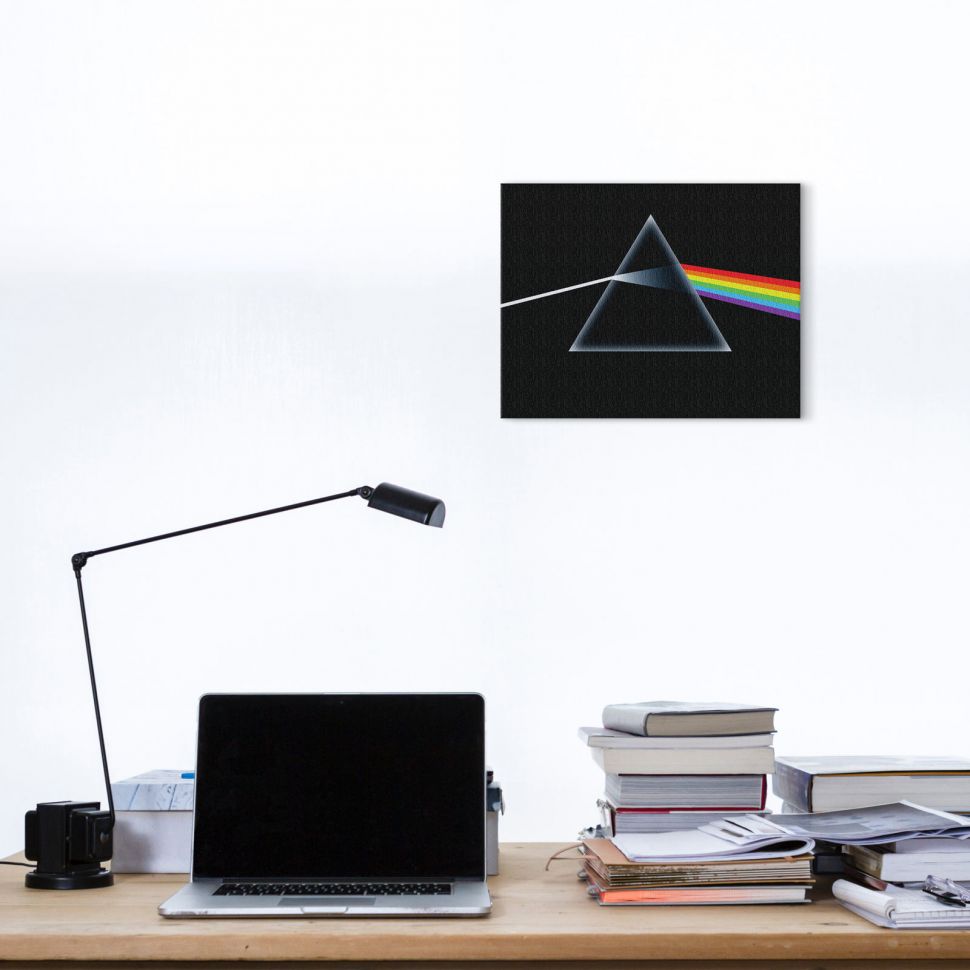 Obraz zespołu muzycznego Pink Floyd z albumu Dark Side Of The Moon w pokoju nastolatka nad biurkiem