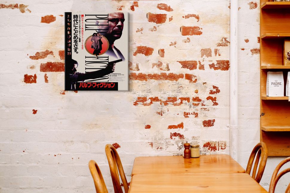 Canvas zatytułowany Pulp Fiction Oriental zawieszony w jadali nad drewnianym stołem