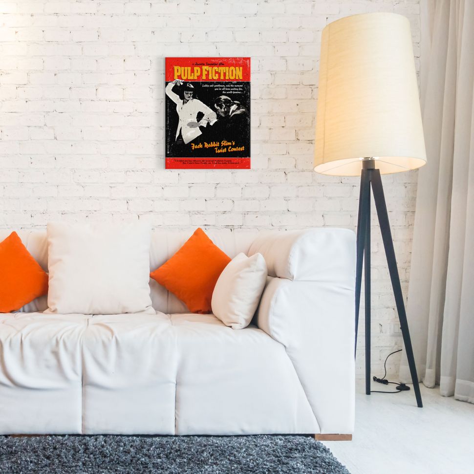 Filmowy obraz na płótnie Pulp Fiction Twist Contest powieszony na murowanej ścianie w salonie nad kanapą obok lampy