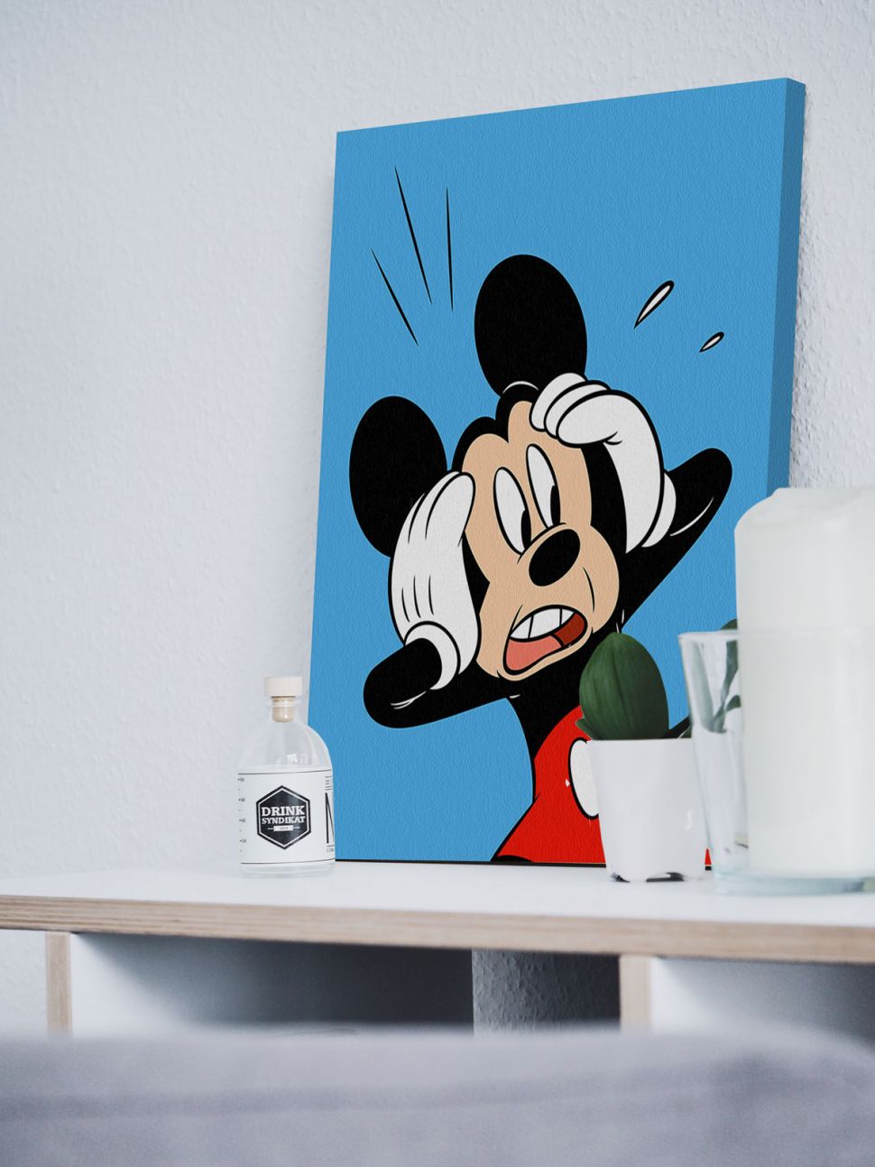 Canvas ukazujący Mickey Mouse Shocked umieszczony w salonie na półce