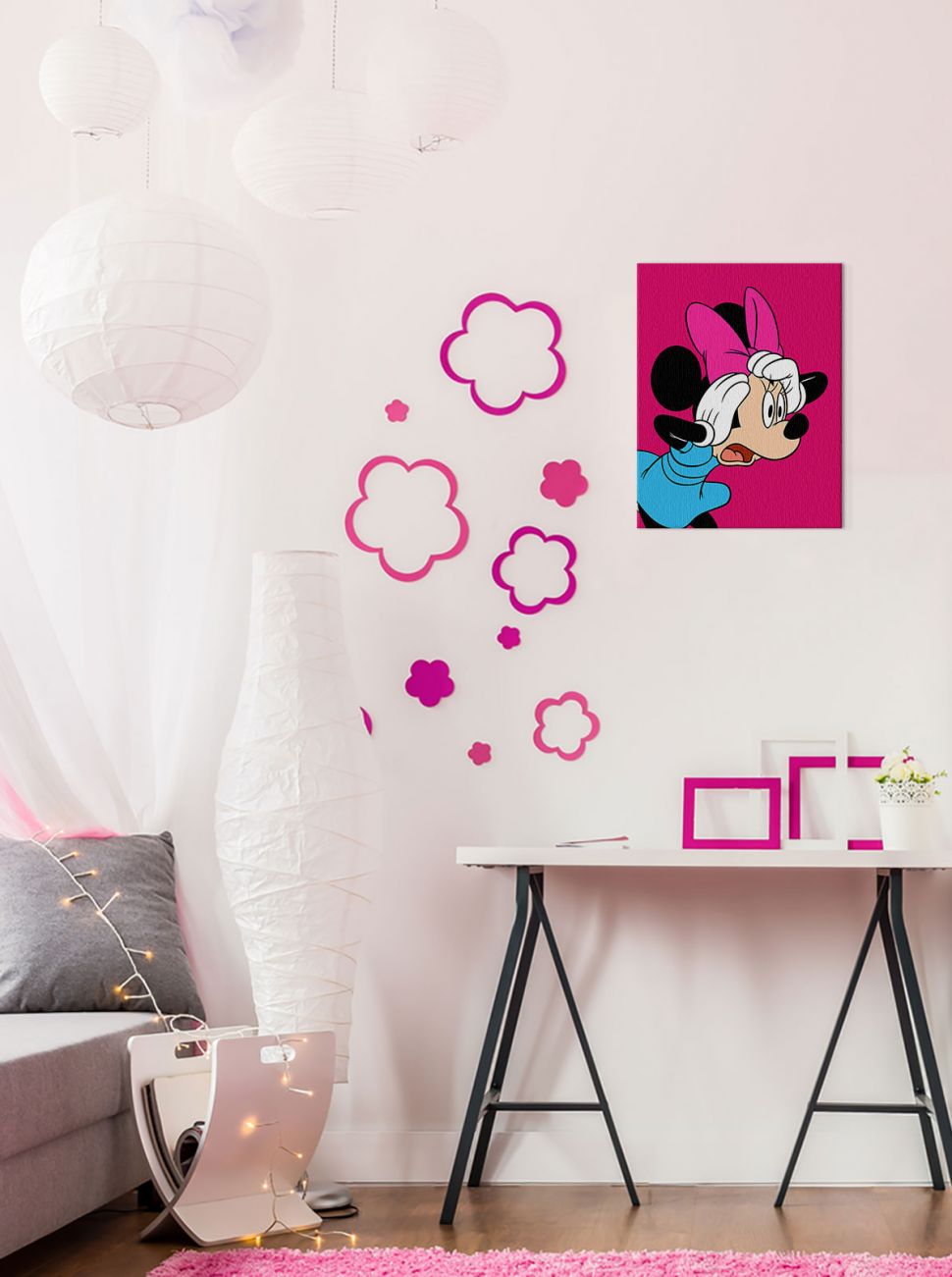 Obraz na płótnie ukazujący Minnie Mouse Shocked zawieszony w pokoju dziewczynki obok różowych kwiatków nad biurkiem