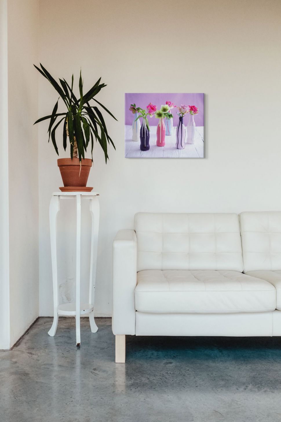 Obraz na płótnie autorstwa Howard Shooter zatytułowany Kwiaty w butelkach w salonie nad kanapą