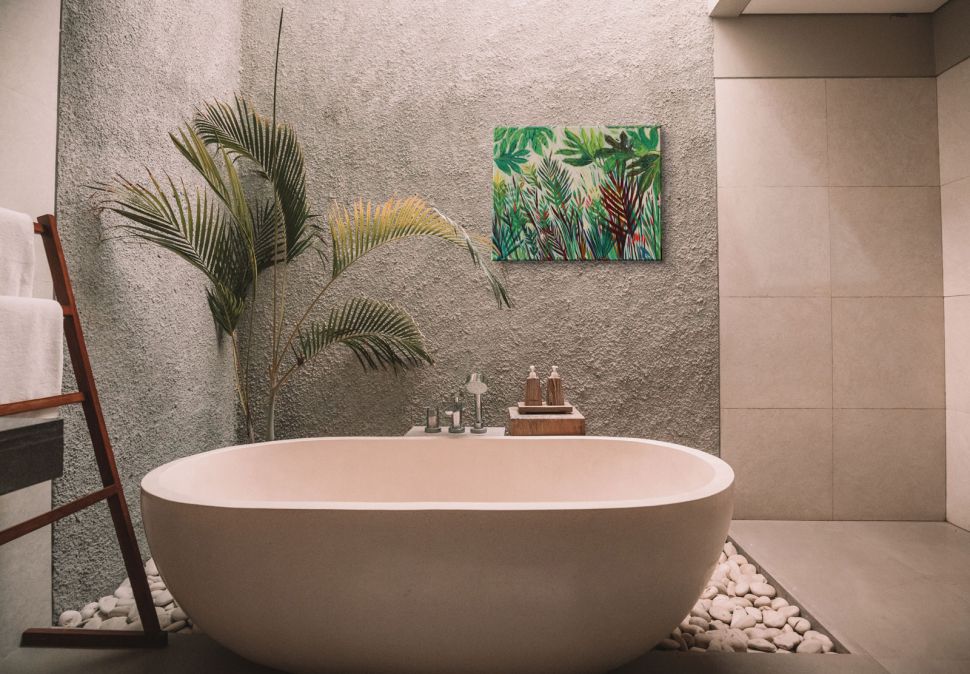 Obraz artystki Shyama Ruffell ukazujący Zieloną dżunglę umieszczony w łazience nad wanną