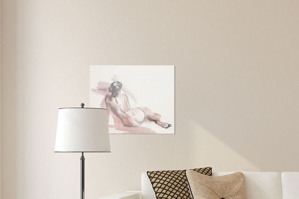 Rysunek kobiety wykonany na płótnie przez Aimee Del Valle w salonie nad kanapą i lampą