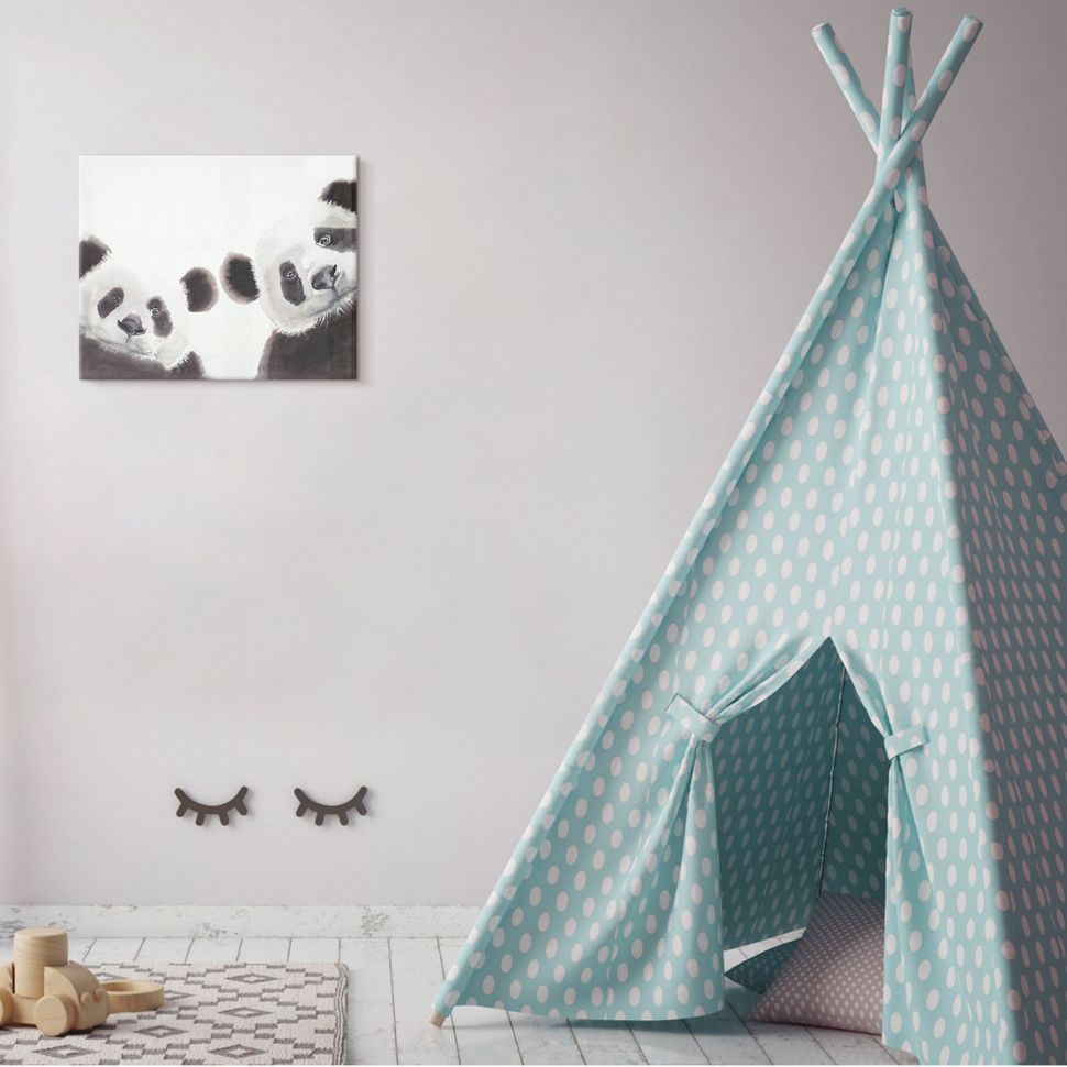 Obraz na płótnie autorstwa Aimee Del Valle pod nazwą Dwie Pandy w pokoju dziecięcym obok namiotu
