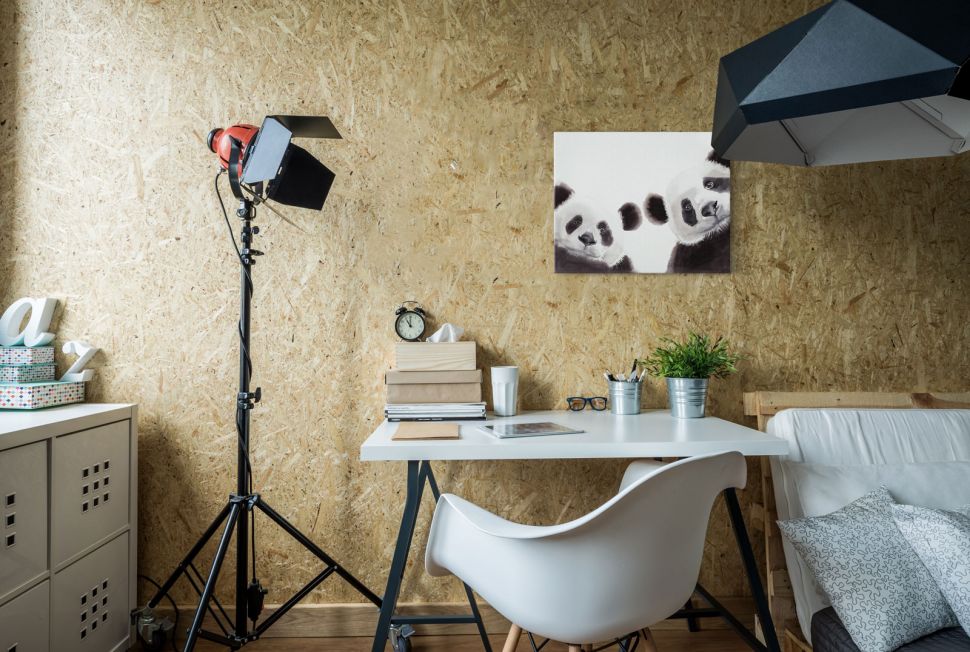 Obraz na płótnie namalowany przez Aimee Del Valle ukazujący Dwie Pandy w pokoju filmowca nad biurkiem