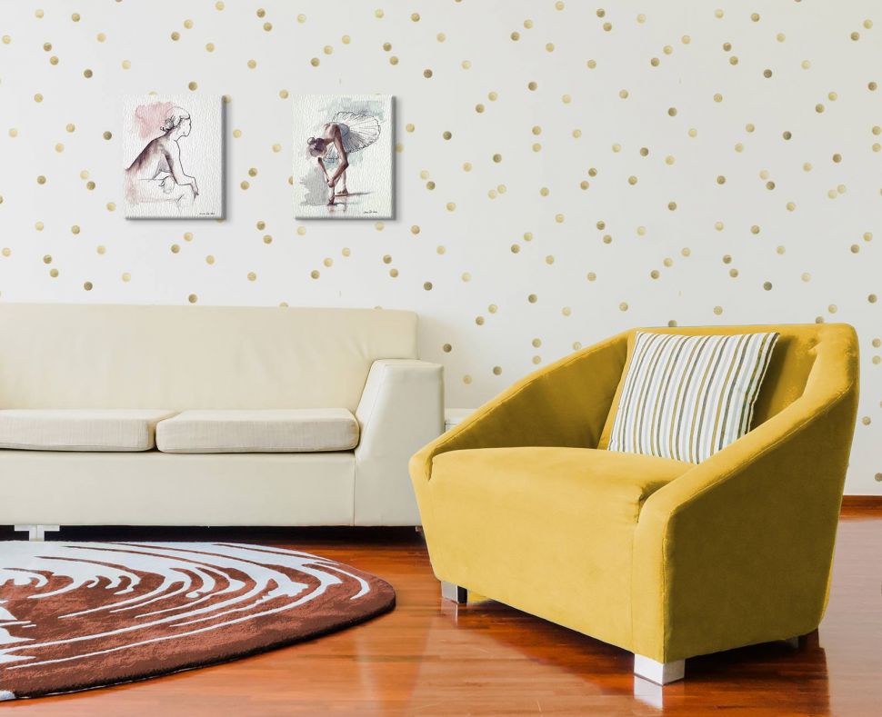 Obraz ukazujący Damski szkic wykonany przez Aimee Del Valle powieszony w salonie na ścianie w stylowe kropki