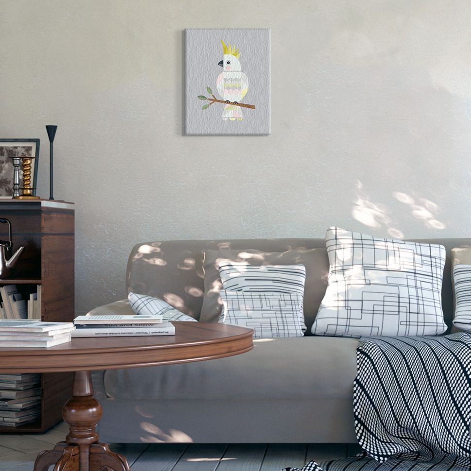 Obraz na płótnie z wizerunkiem Kakadu powieszony w salonie nad szarą kanapą