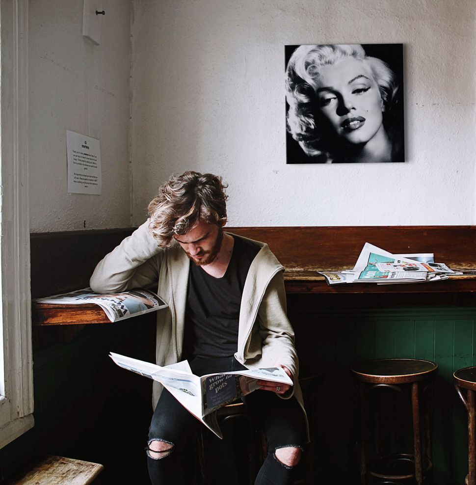 Obraz na płótnie Marilyn Monroe Glamour zawieszony w barze nad chłopakiem czytającym gazetę
