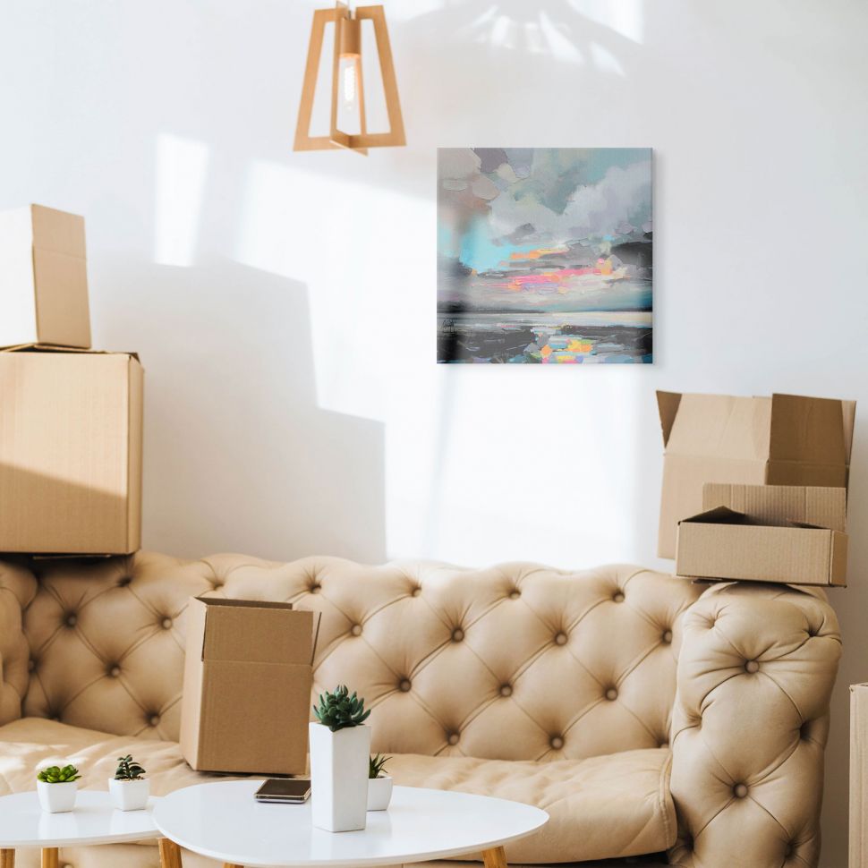 Canvas malarza Scotta Naismitha o nazwie Refraction umieszczony w salonie nad wygodną skórzaną kanapą