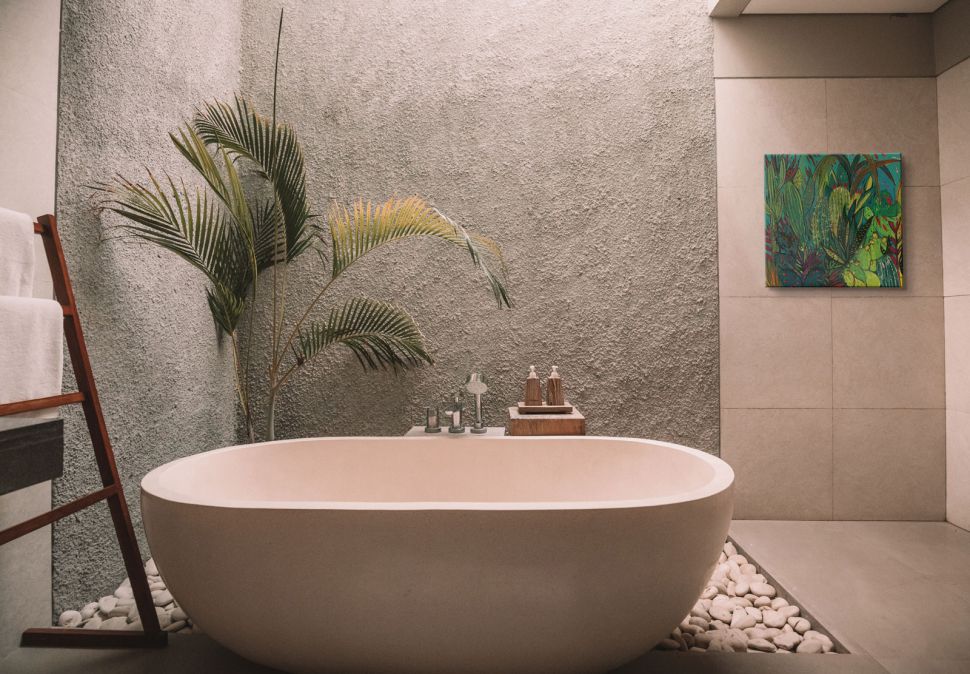 Obraz na płótnie malarki Shyama Ruffell zatytułowany Kaktusowa dżungla zawieszony na płytkach w łazience obok wanny