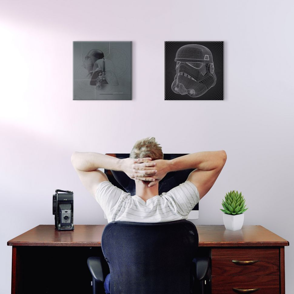 Canvas z filmu Star wars ukazujący Szturmowca zawieszony w pokoju nastolatka nad biurkiem obok obrazu z Darth Vader