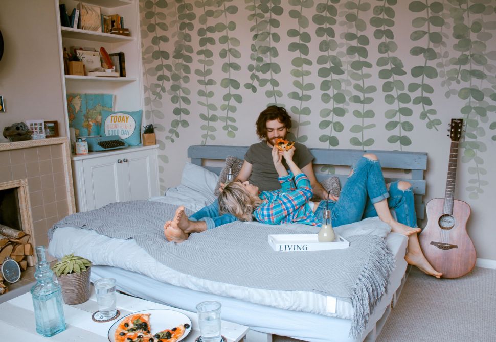 Fototapeta Gałązki bluszczu na ścianie w sypialni