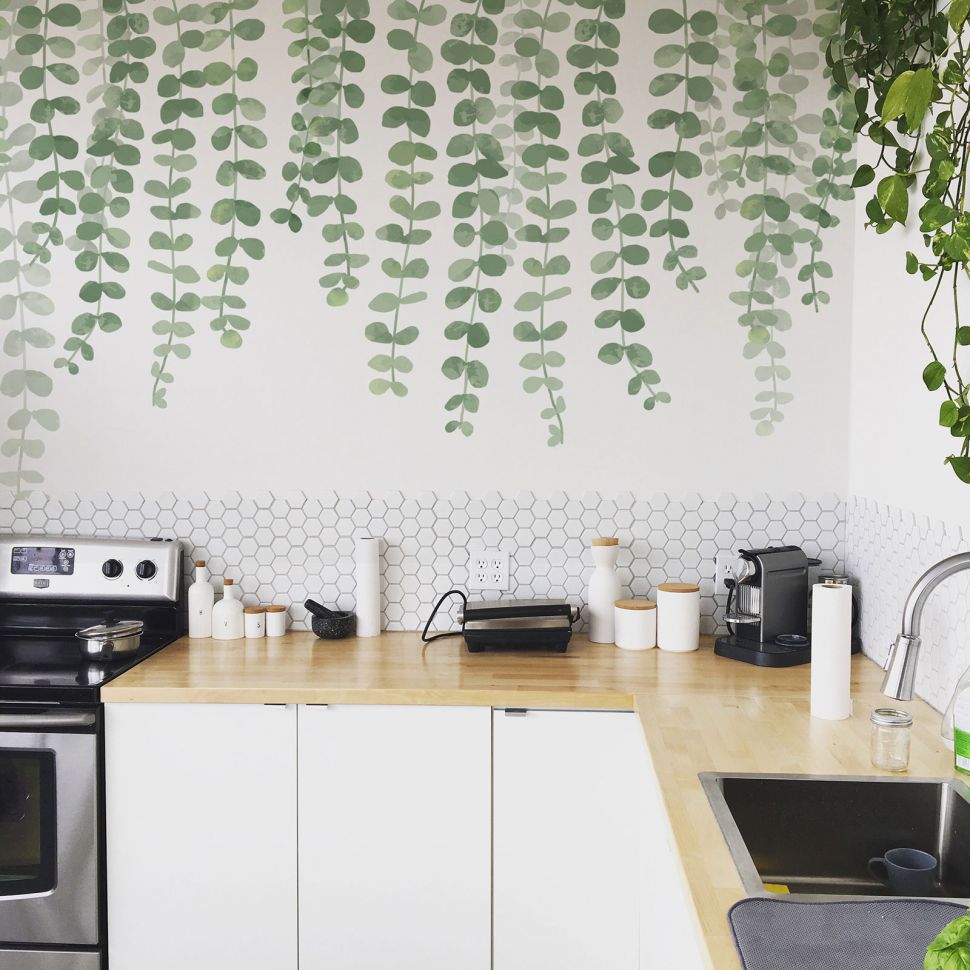 Tapeta ze zwisającymi liśćmi bluszczu na ścianie w kuchni