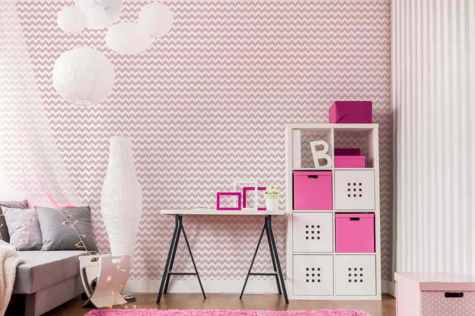 Fototapeta w różowe zygzaki na ścianie w pokoju dziewczynki