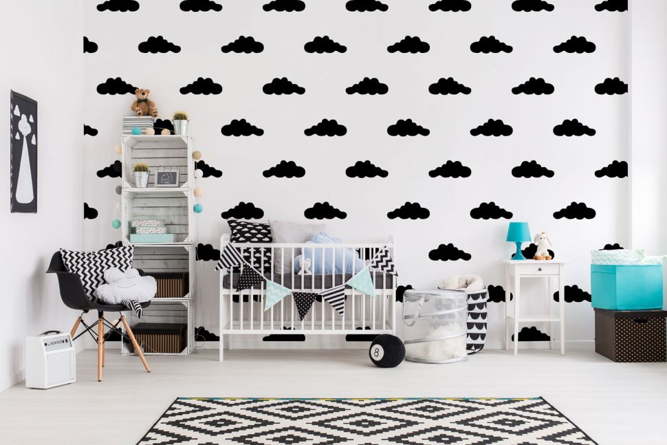 Tapeta w czarne chmury na białym tle w pokoju dziecięcym