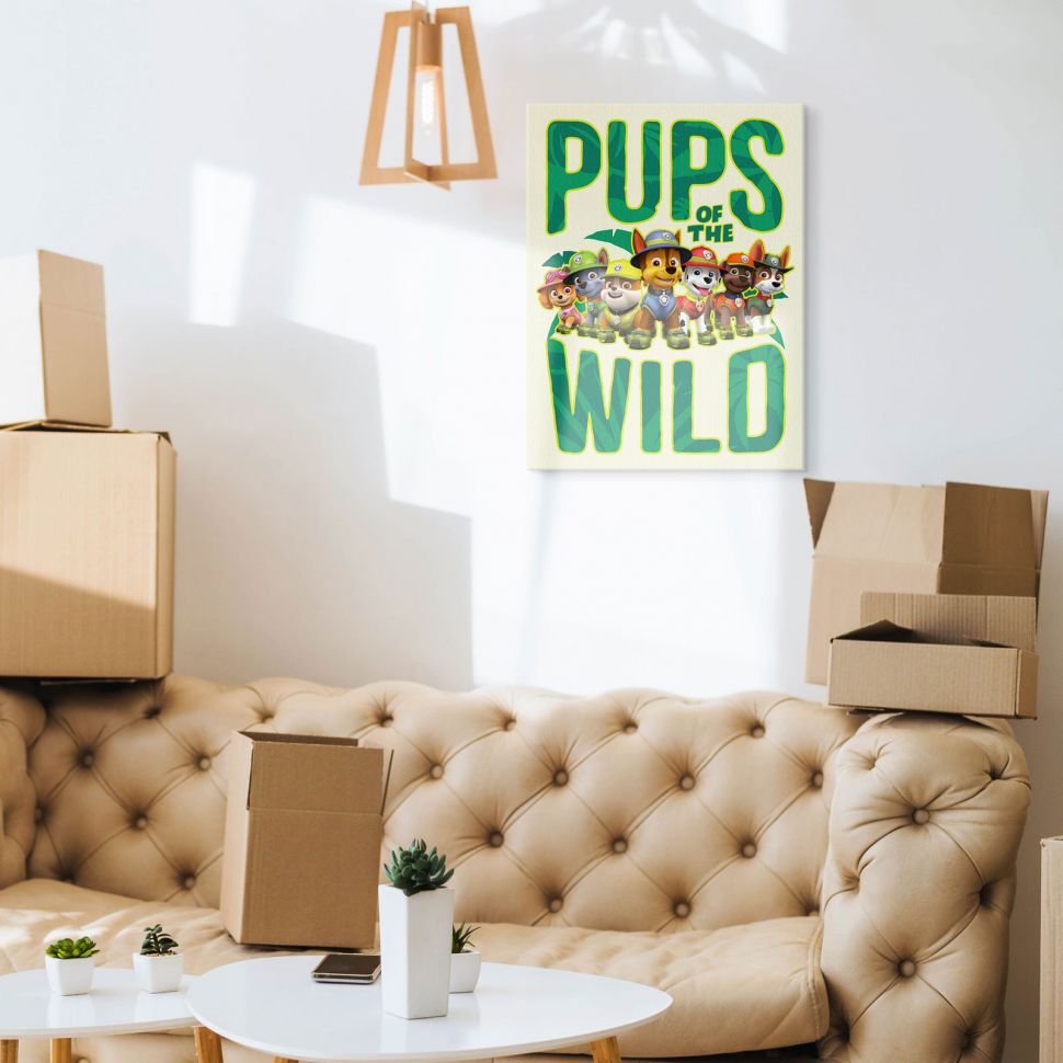 Obraz na płótnie z postaciami serialu Paw Patrol Pups Of The Wild w slaonie nad skórzaną kanapą