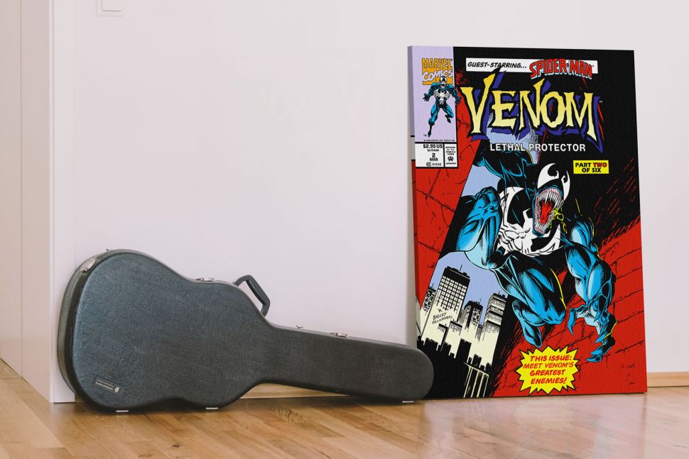 Obraz z komiksu Venom Lethal Protector Comic Cover w pokoju obok czarnego pokrowca na gitarę