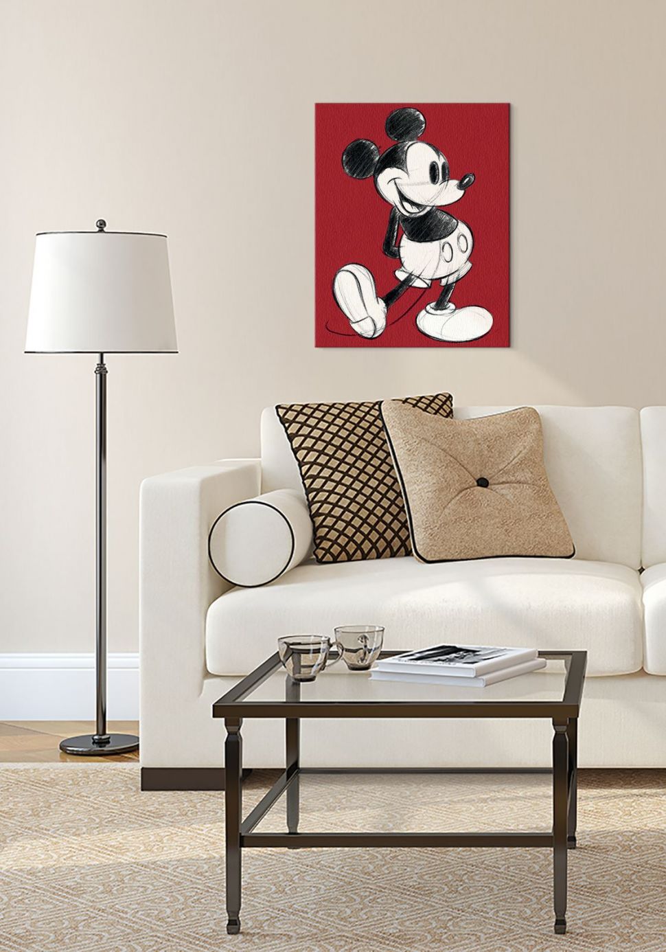 Obraz z Myszką Miki w stylu retro na czerwonym tle zawieszony w salonie nad dużą białą kanapą obok lampy